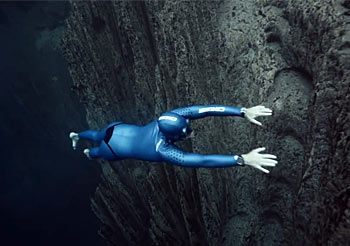 自由潜水大神Guillaume nery最新作品，潜入水底，忘记呼吸