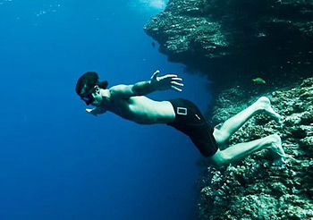 法国自由潜水大师Guillame Nery挑战世界第二深巴哈马Dean蓝洞