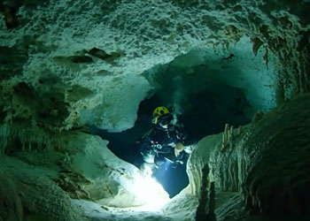 洞穴潜水是真正的终极探险之一，你必需注意力集中，不然你很有可能就此牺牲自己或队友的生命。