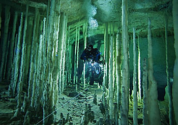 巴哈马(Bemhemmems)的蓝洞是水底迷宫，长1500公里，内有冰期形成的隧道和洞穴。