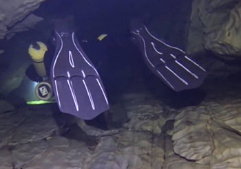 在洞穴潜水中发现“神秘”气穴，它能穿越到另一片水域么？